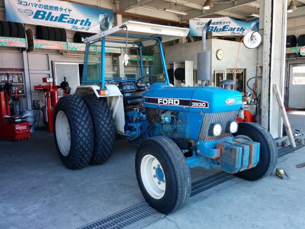 Ford3930]トラクターのタイヤを交換しました[13.6-28 6PR
