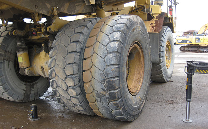 CAT 773D]50t重ダンプトラックの脱着作業をしました[24.00R35] - 埼玉 