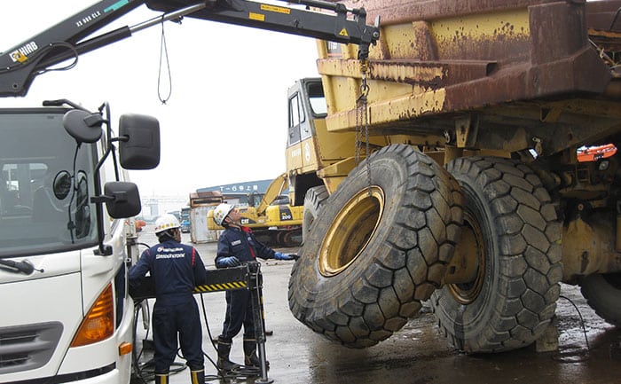 CAT 773Dタイヤ交換作業