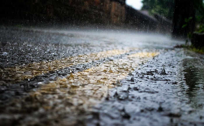 雨 ウェット タイヤ 路面